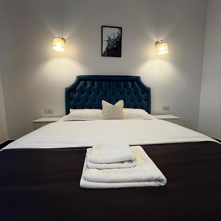 Отель Cochet Boutique Тыргу-Жиу Экстерьер фото