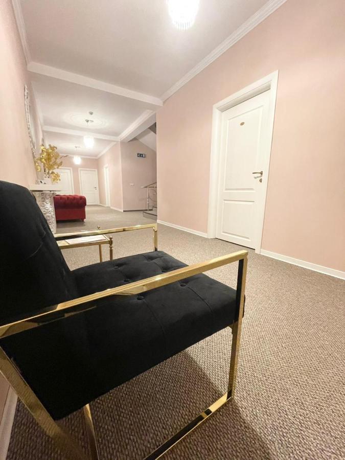 Отель Cochet Boutique Тыргу-Жиу Экстерьер фото