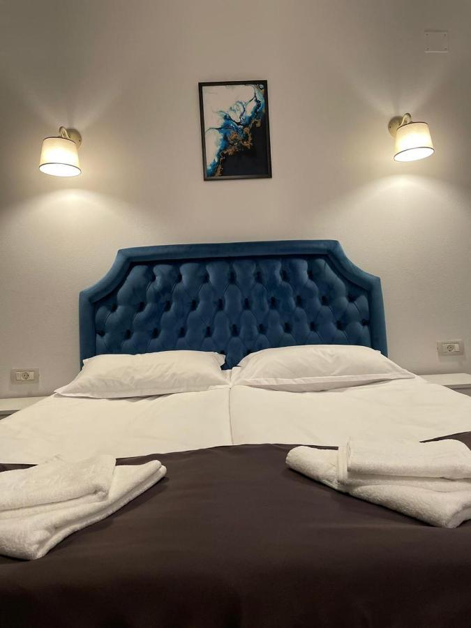 Отель Cochet Boutique Тыргу-Жиу Экстерьер фото