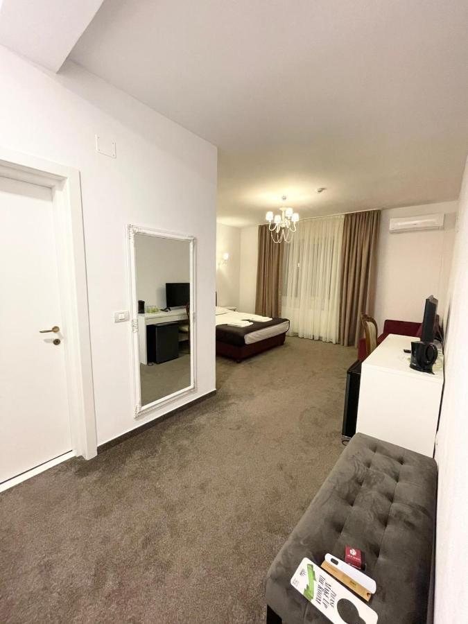 Отель Cochet Boutique Тыргу-Жиу Экстерьер фото