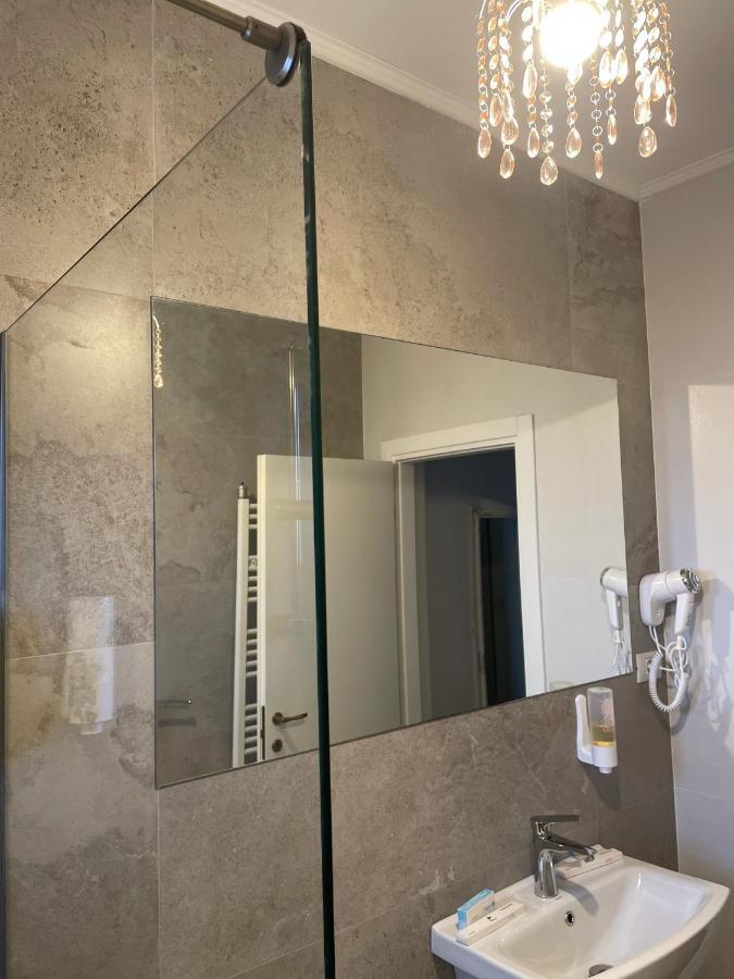 Отель Cochet Boutique Тыргу-Жиу Экстерьер фото