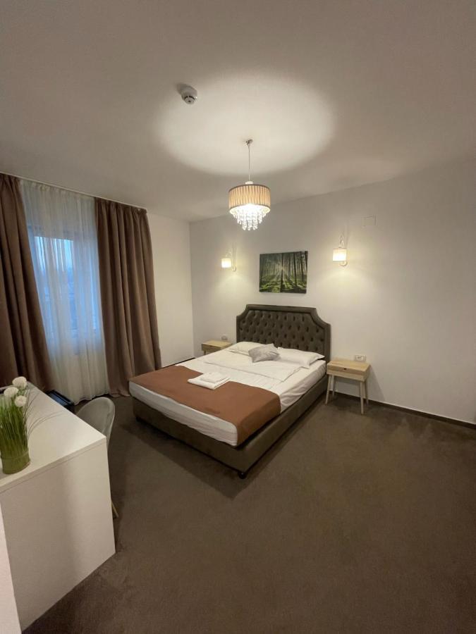 Отель Cochet Boutique Тыргу-Жиу Экстерьер фото
