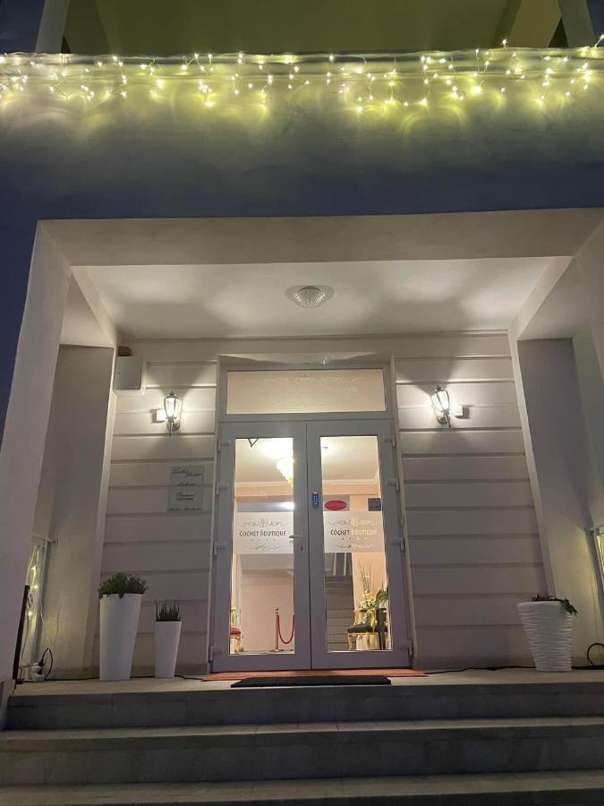 Отель Cochet Boutique Тыргу-Жиу Экстерьер фото