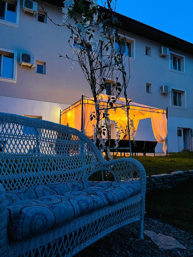 Отель Cochet Boutique Тыргу-Жиу Экстерьер фото