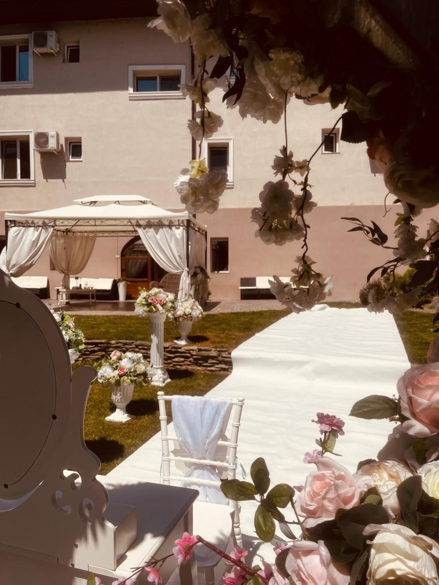 Отель Cochet Boutique Тыргу-Жиу Экстерьер фото