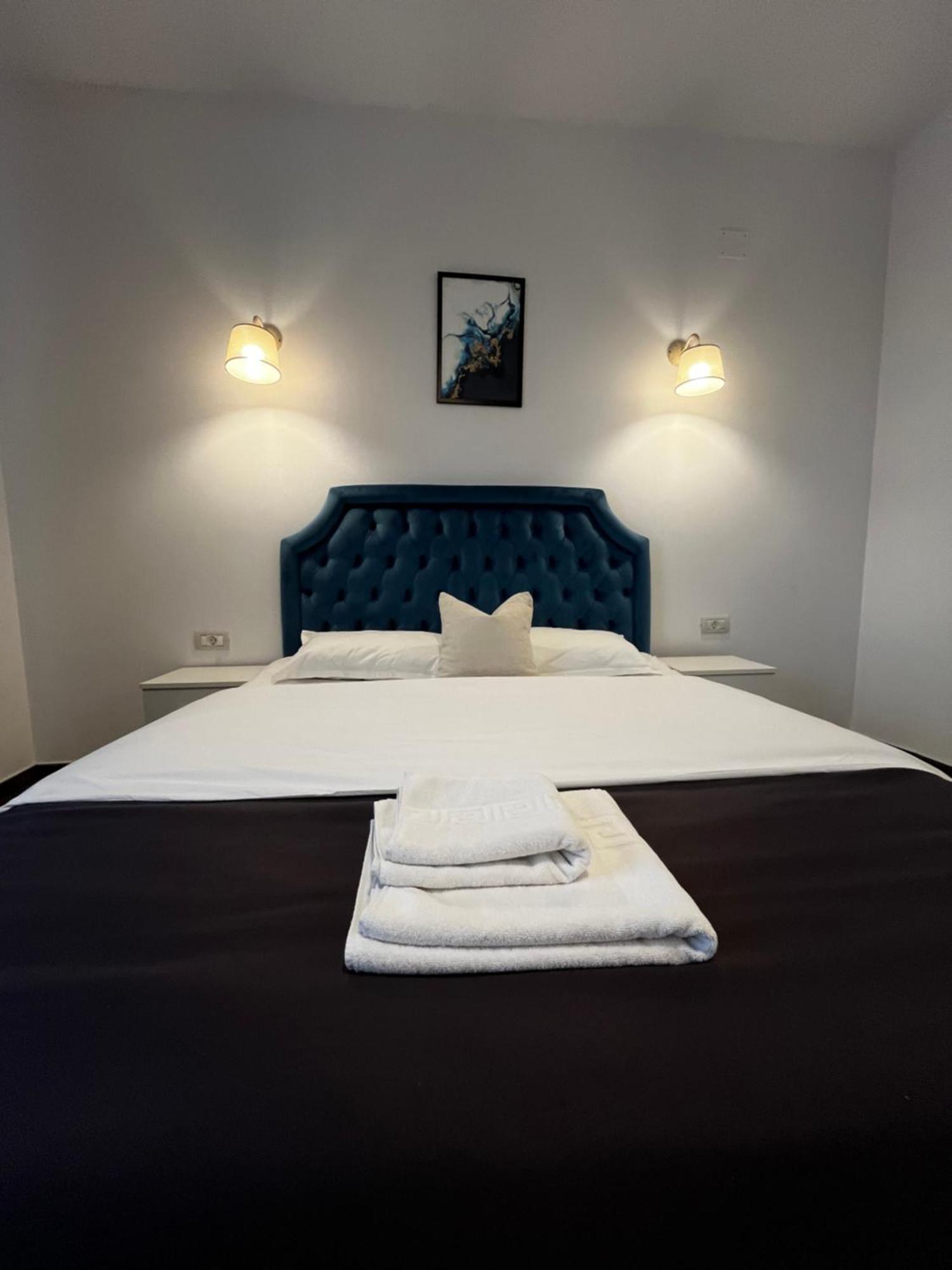 Отель Cochet Boutique Тыргу-Жиу Экстерьер фото
