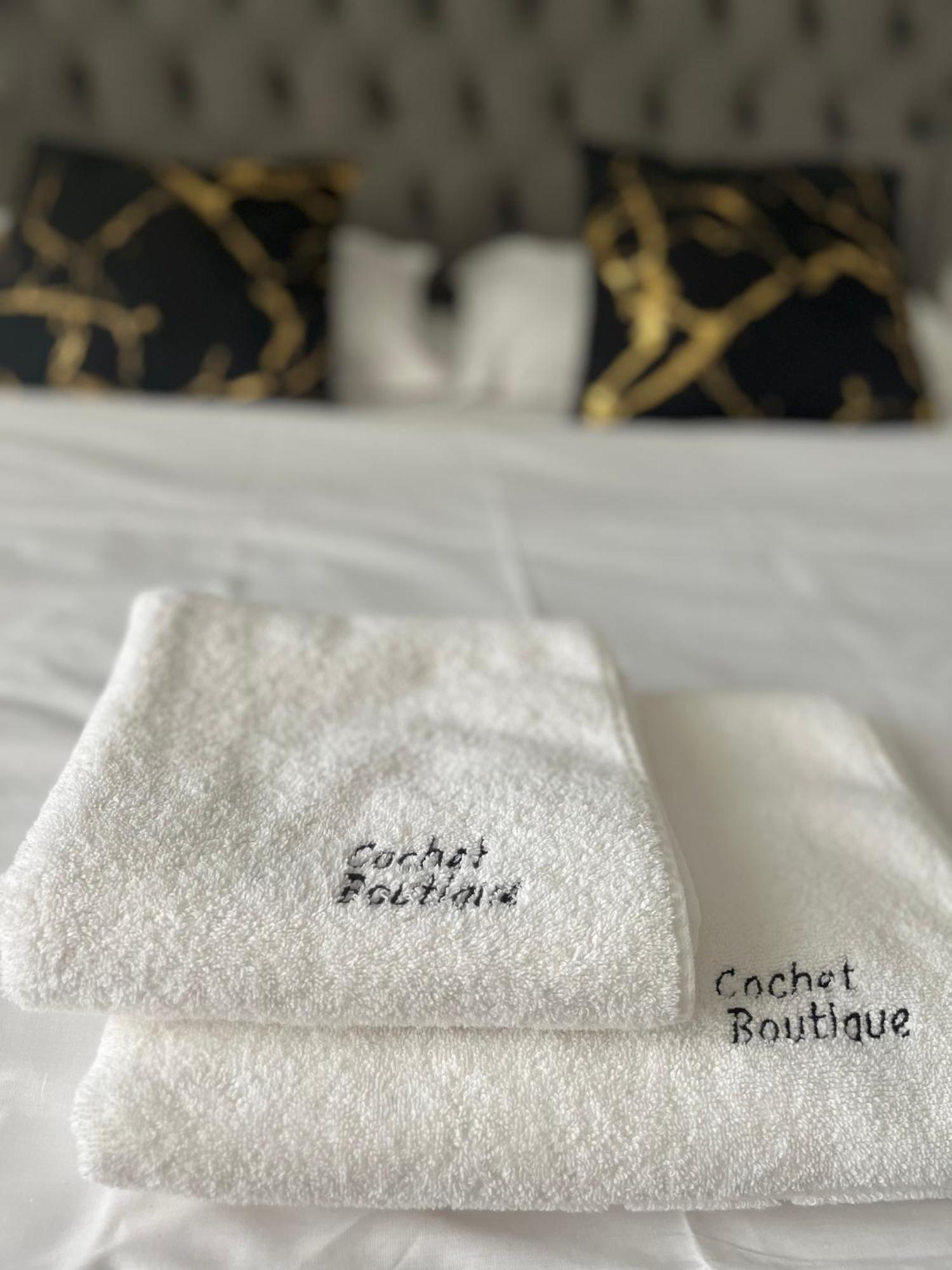 Отель Cochet Boutique Тыргу-Жиу Экстерьер фото