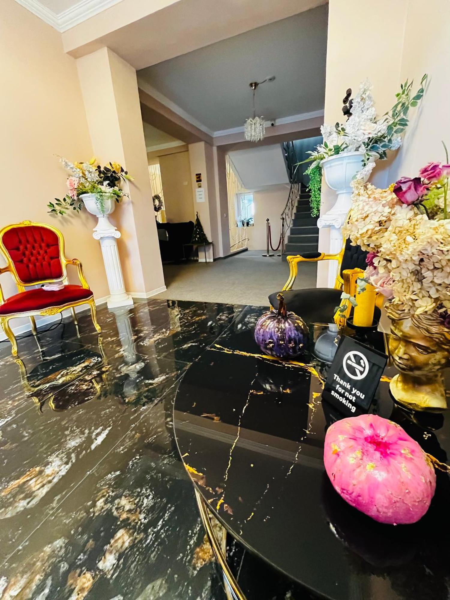 Отель Cochet Boutique Тыргу-Жиу Экстерьер фото