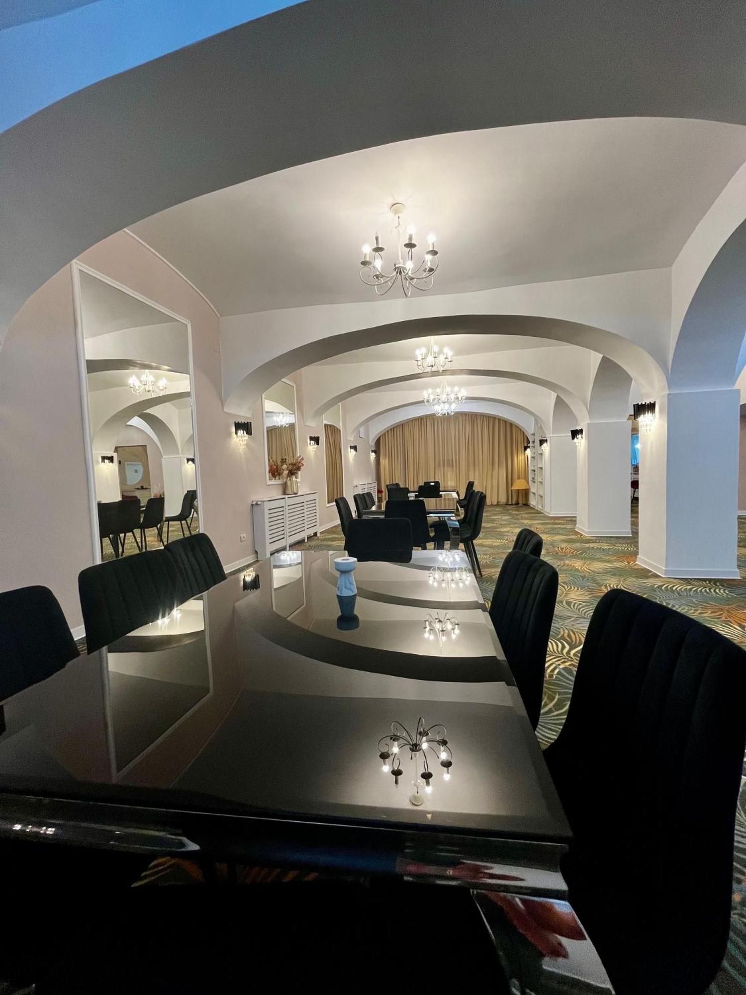 Отель Cochet Boutique Тыргу-Жиу Экстерьер фото