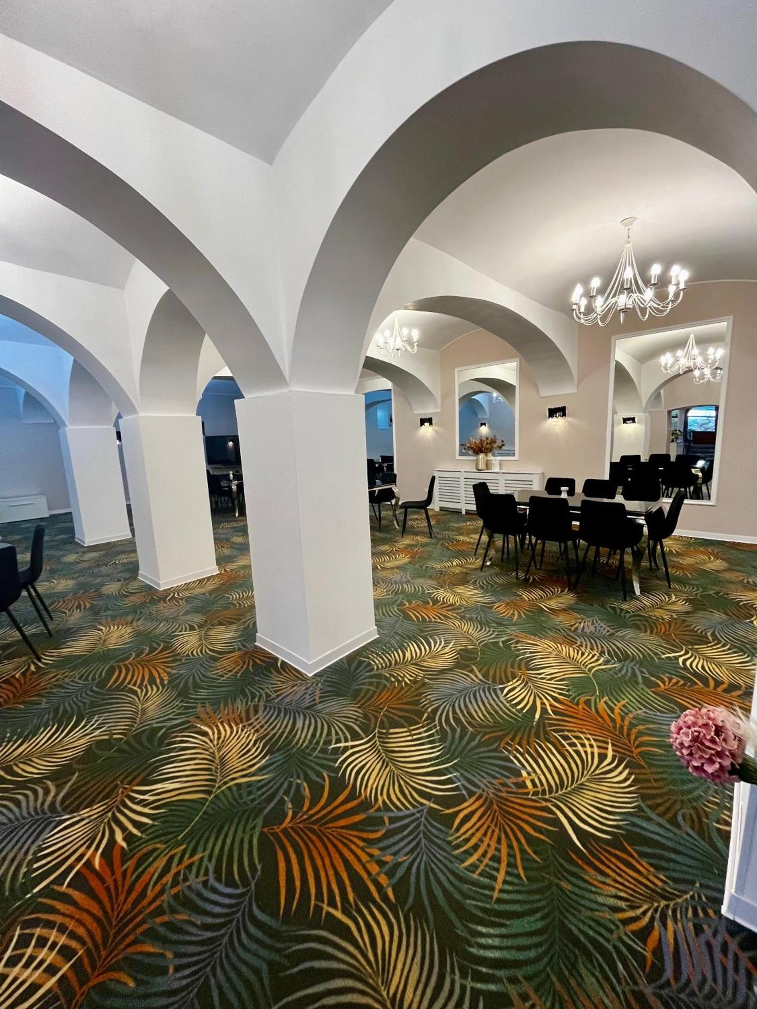 Отель Cochet Boutique Тыргу-Жиу Экстерьер фото
