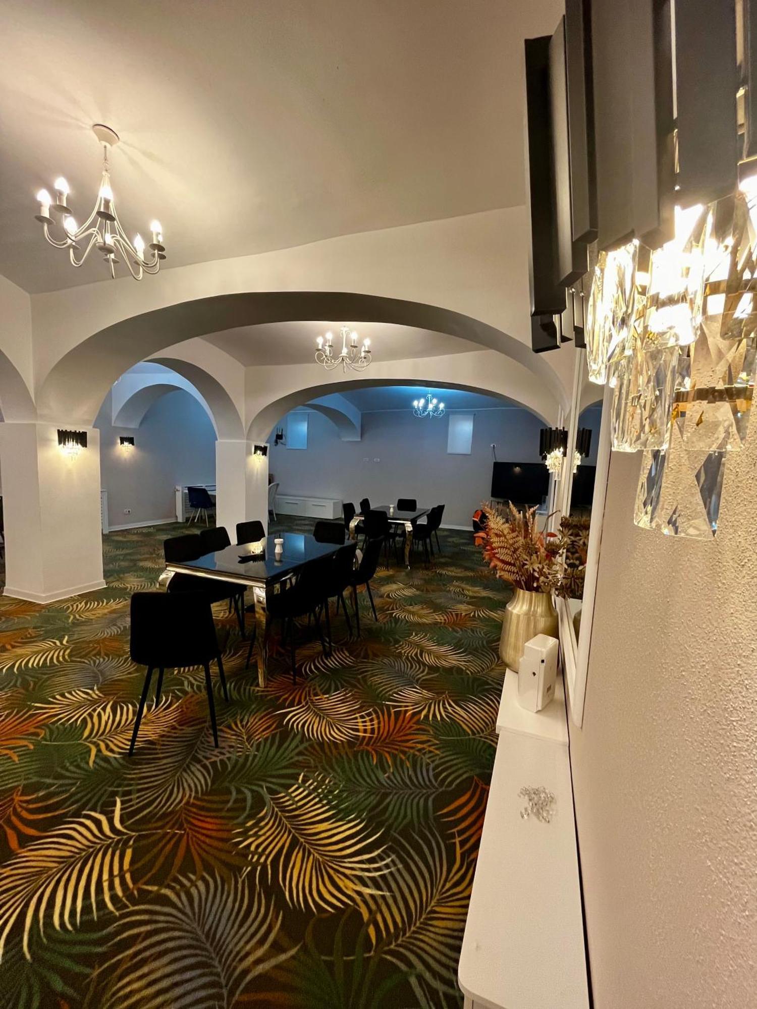 Отель Cochet Boutique Тыргу-Жиу Экстерьер фото