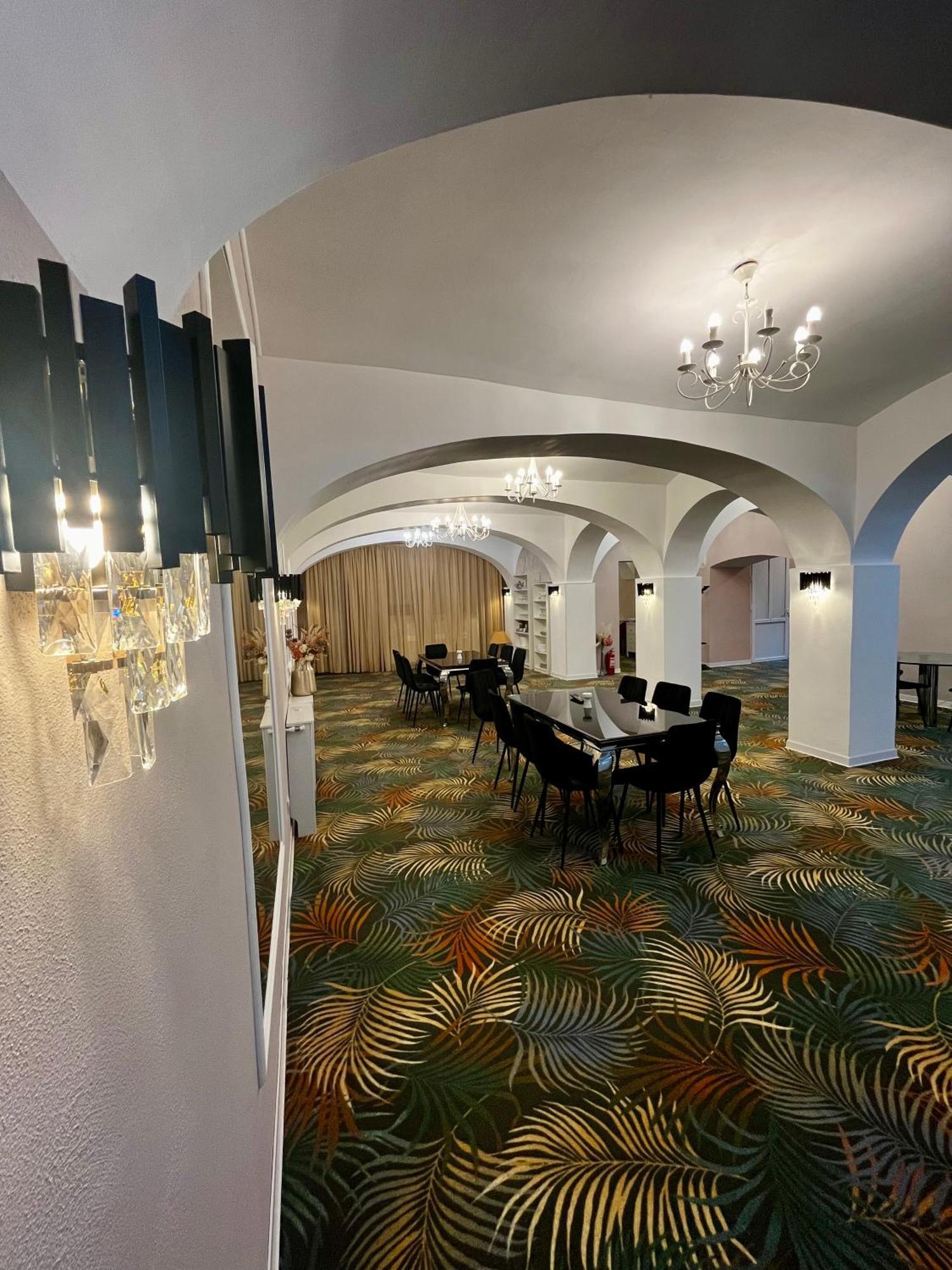 Отель Cochet Boutique Тыргу-Жиу Экстерьер фото